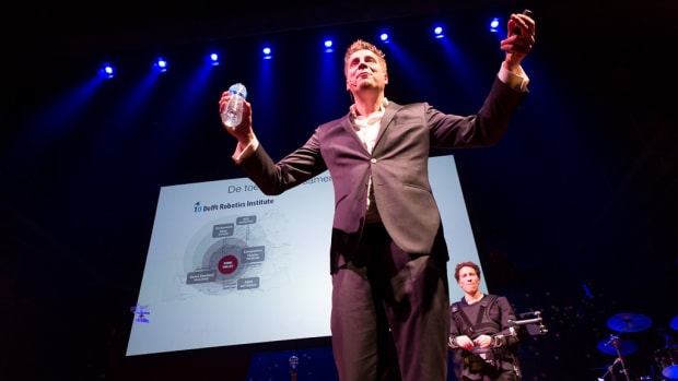 Robotbloopers, antibiotica en een metalband op Gala van de Wetenschap